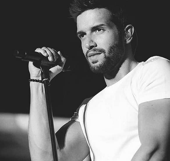 En sus redes sociales no deja de complacer a sus fanáticas con estas fotos en donde se ve muy 'papacito'.