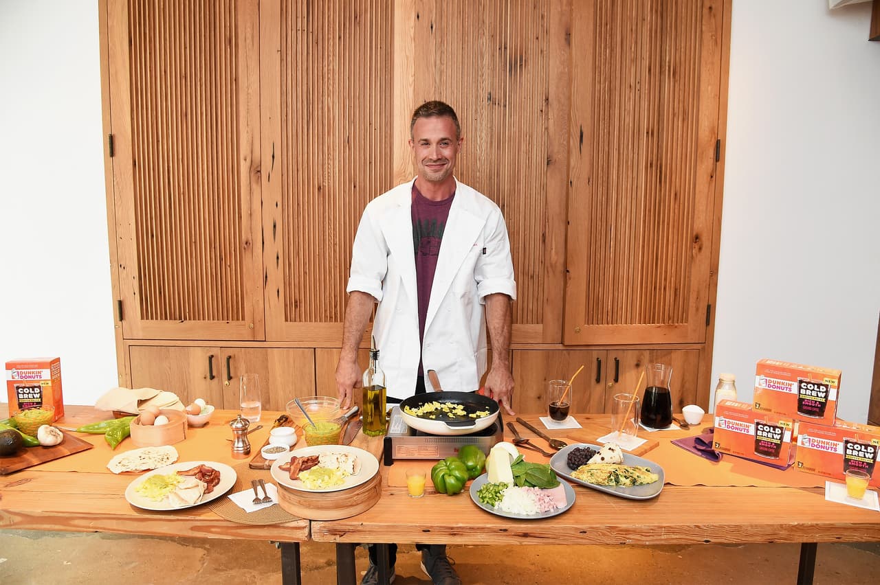 Conforme fue perdiendo oportunidades como actor, se dio tiempo para probar otras de sus pasiones. En específico la cocina: en el 2016 publicó un libro de recetas y en sus redes sociales suele compartir sus creaciones.