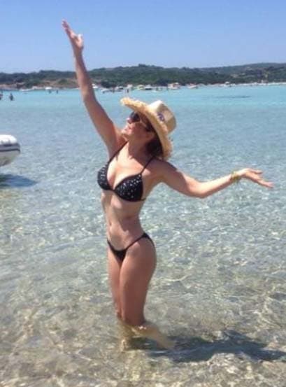 Thalía ha tenido dos respuestas memorables. La primera fue aquella que dio después de que durante años la acusaron de haberse quitado costillas para tener la pequeña cintura que la caracteriza, aunque ella lo ha negado infinidad de veces.