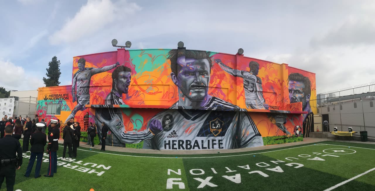 El equipo local LA Galaxy presentó una cancha de fútbol de pasto sintético en el centro de Los Ángeles, la cual está decorada con un colorido mural.