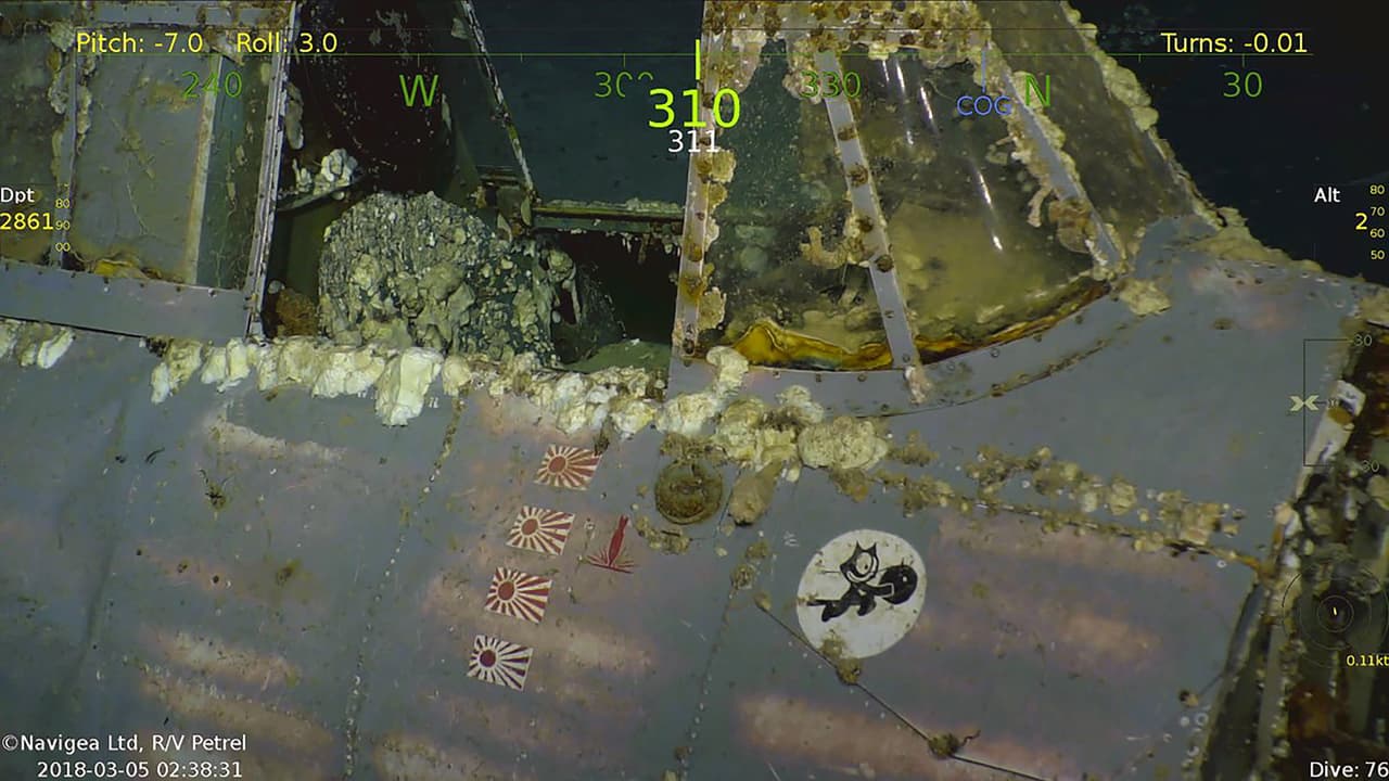 Las banderas de Japón en el costado del avión estadounidense probablemente significan la cantidad de enemigos derribados por esa aeronave. Un emblema del personaje de dibujos animados 'El Gato Félix' también se ve claramente en el artefacto hundido a más de 9,000 pies de profundidad.