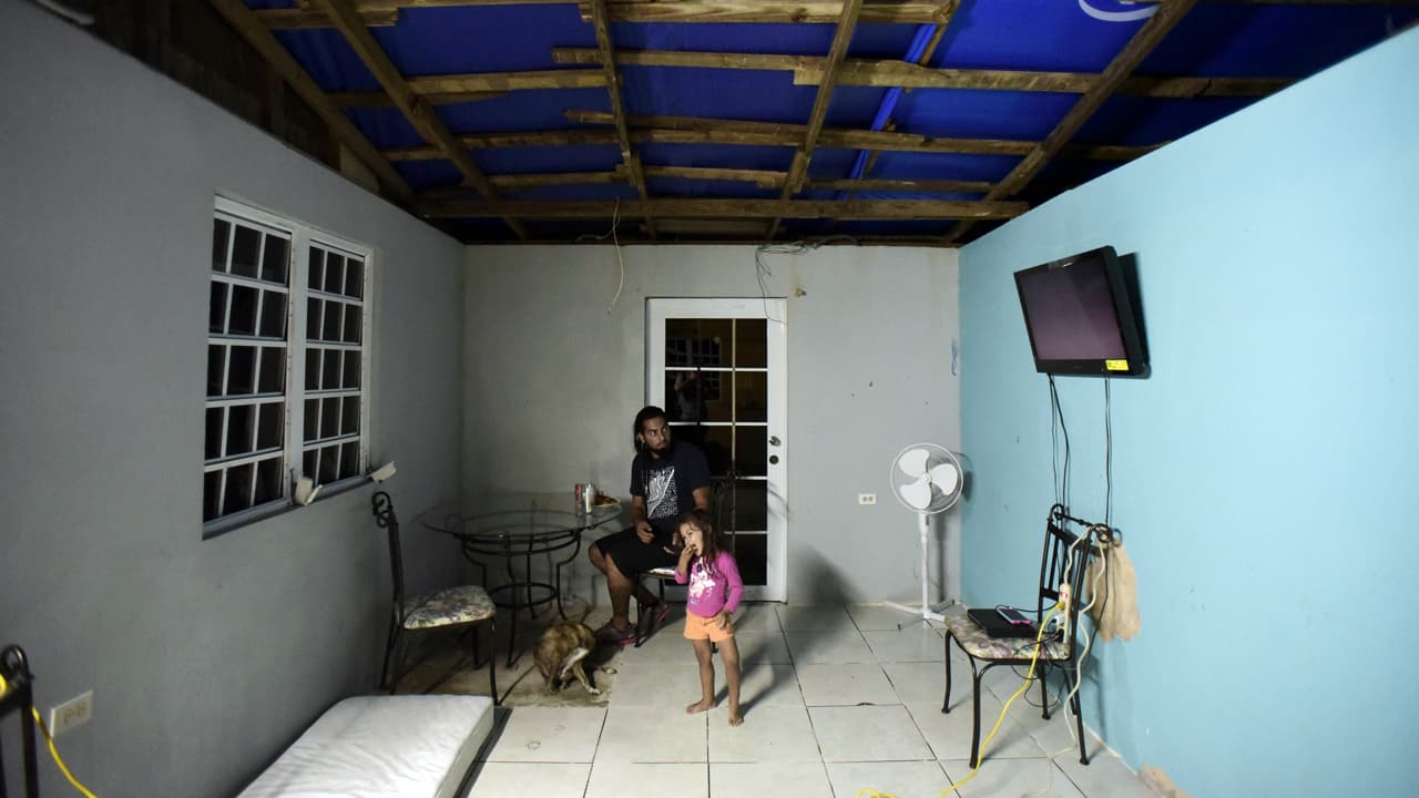 Hay 7 mil viviendas contadas con toldos azules en Puerto Rico, pero la cifra real podría ser del doble