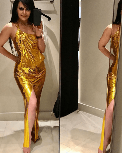 Así nos lo hizo saber Maribel, quien a través de su cuenta de Instagram compartió esta imagen donde aparece probándose un vestido color oro amarillo de Versace.