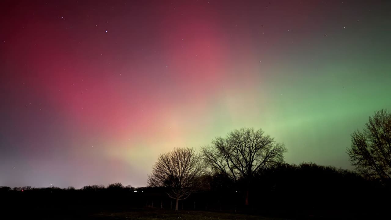 Según el 
<b>pronóstico del NOAA Space Weather Prediction Center,</b> 
<b>existe la posibilidad de que nuevamente se produzcan auroras visibles</b> en Chicago en las próximas noches, siempre que la actividad geomagnética (índice Kp) aumente y el cielo esté despejado.