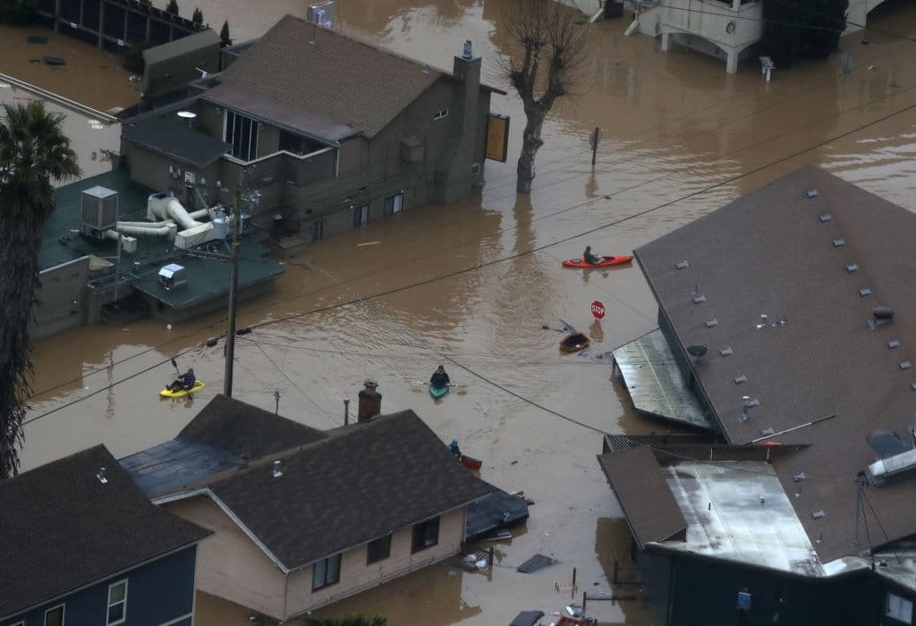 Los ríos atmosféricos con esas condiciones suelen ayudar a llenar los suministros de agua en las cuencas de California, además de ser benéficos para las zonas afectadas por las sequías de años anteriores. Sin embargo, las lluvias moderadas a lo largo de varios días pueden dejar a su paso más daños de los que podría provocar una tormenta severa, que cruza con mayor velocidad sobre el Área de la Bahía.