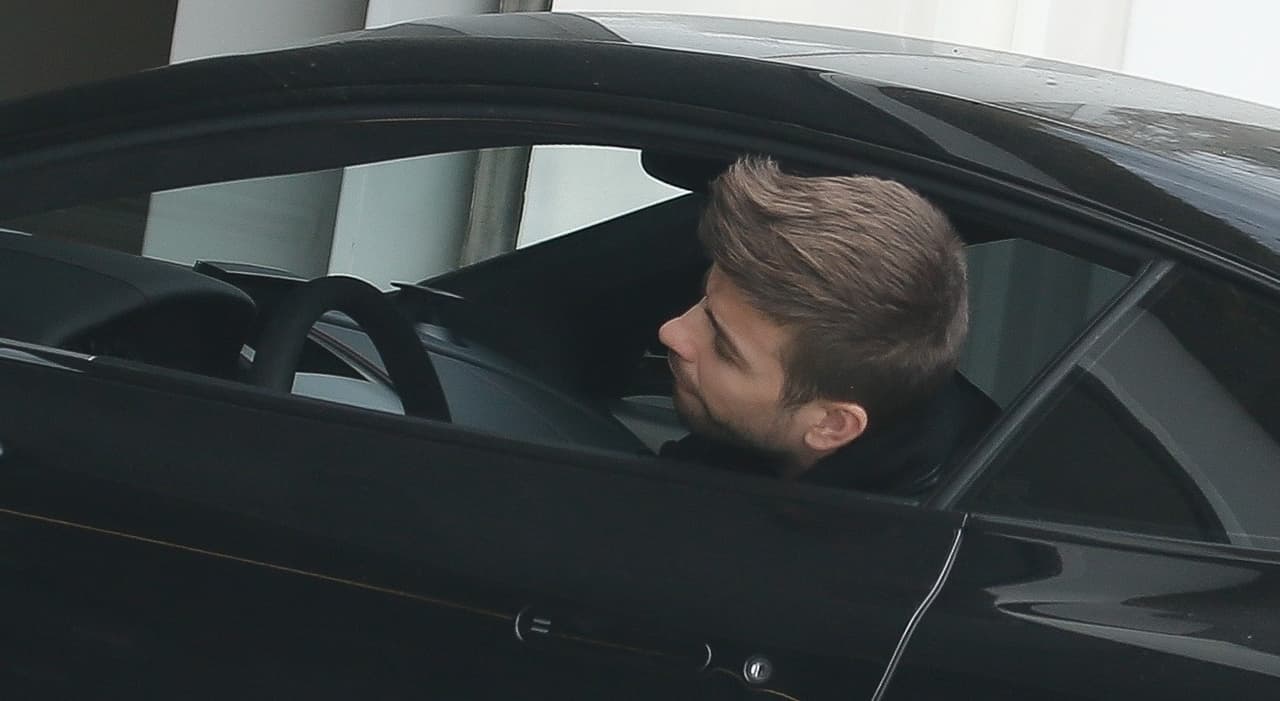 Mientras tanto, en Barcelona, el futbolista Gerard Piqué se mantiene entrenando con el Barcelona.