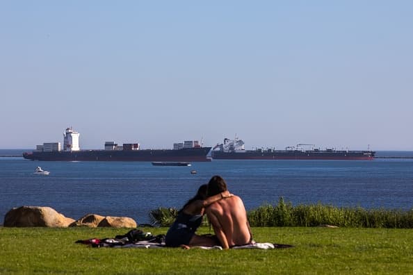 Según el 
<a href="https://beaches.lacounty.gov/#" target="_blank">Departamento de Playas y Puertos</a> del condado Los Ángeles, no se permitirá el uso de la playa para tomar el sol, sentarse en la arena, instalar toldos y pícnics.