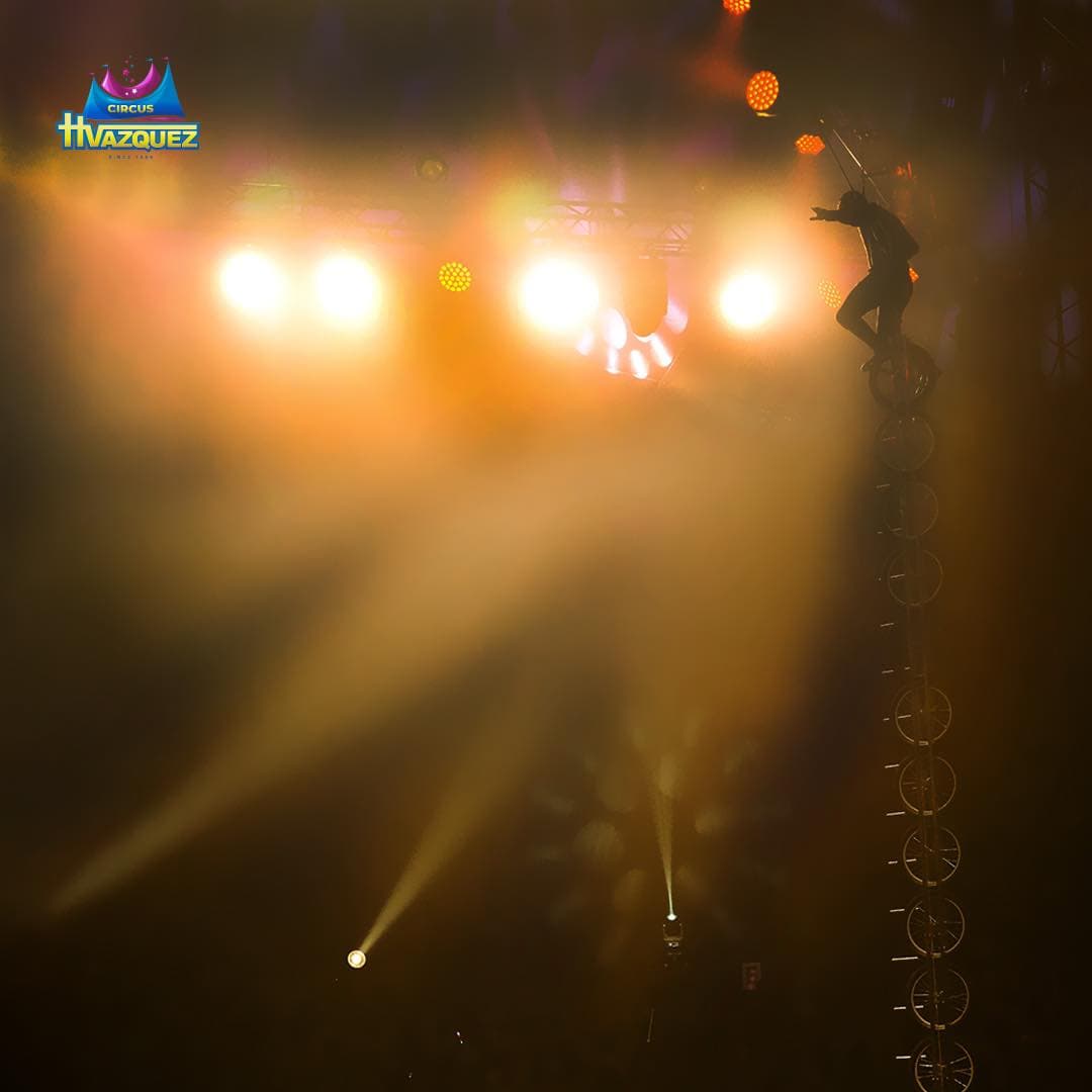 <b>Pavel Valla Bertin</b>. Emociónate con el increíble acto de Pavel Valla Bertini, el maestro del monociclo. Disfruta de su alucinante espectáculo comenzando con una rueda estándar y aumentando gradualmente hasta que él controle 15 ruedas, todo mientras realiza piruetas temerarias.