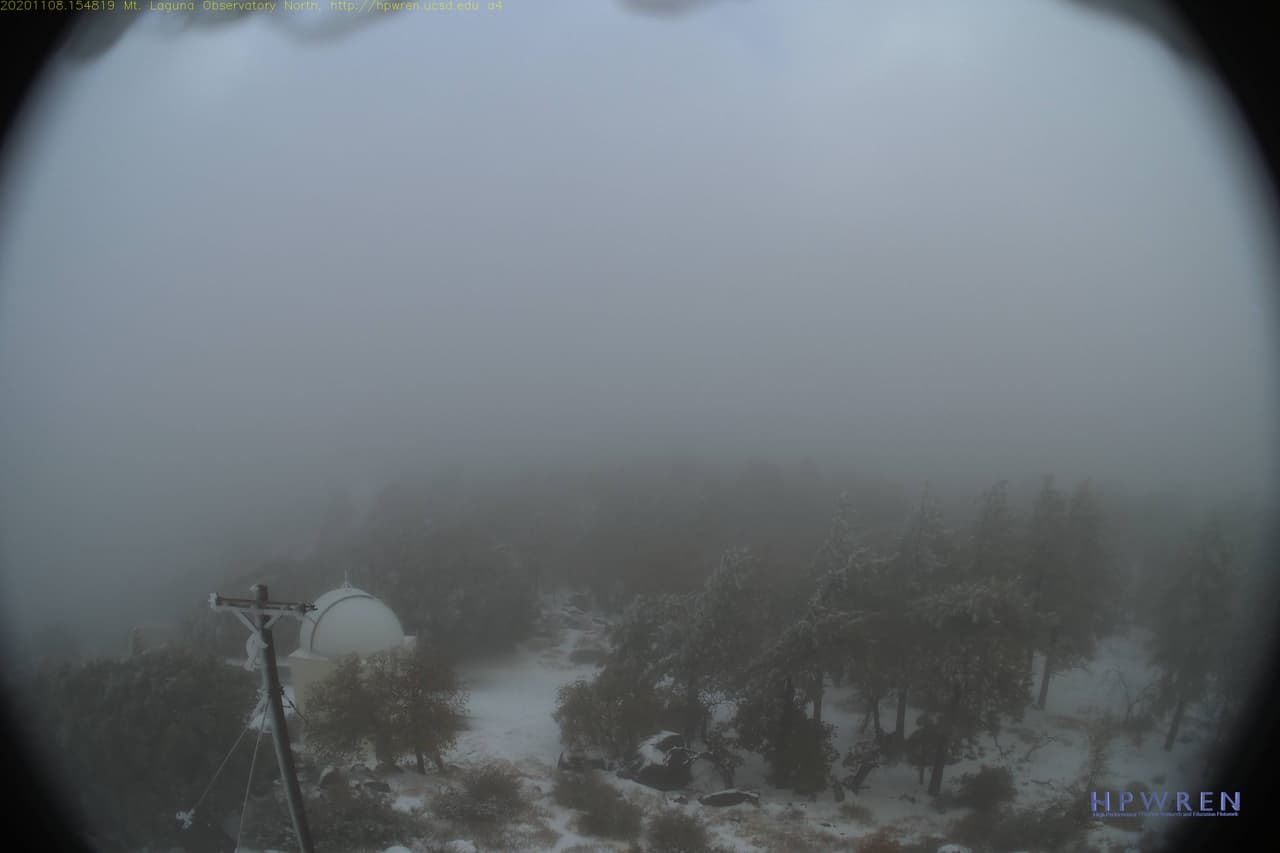 Esta fue otro visual desde Laguna Mountain observatory, durante la nevada del fin de semana en la montaña de Los Ángeles.