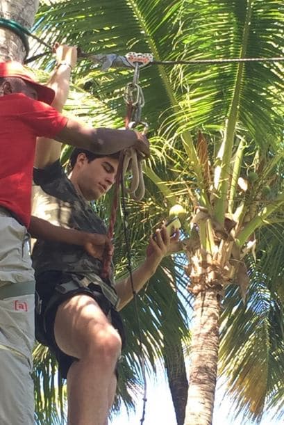 Aquí vemos a Danilo en la tirolesa.