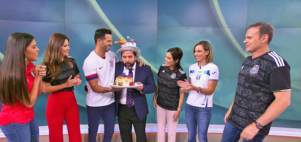 El jefe de meteorología del programa estaba emocionado y contento con las muestras de cariño y agregó lo siguiente: “Para mí esto es, seguro, una de esas velas que soplé hace muchos años y mira… se ha hecho realidad”.
<br>