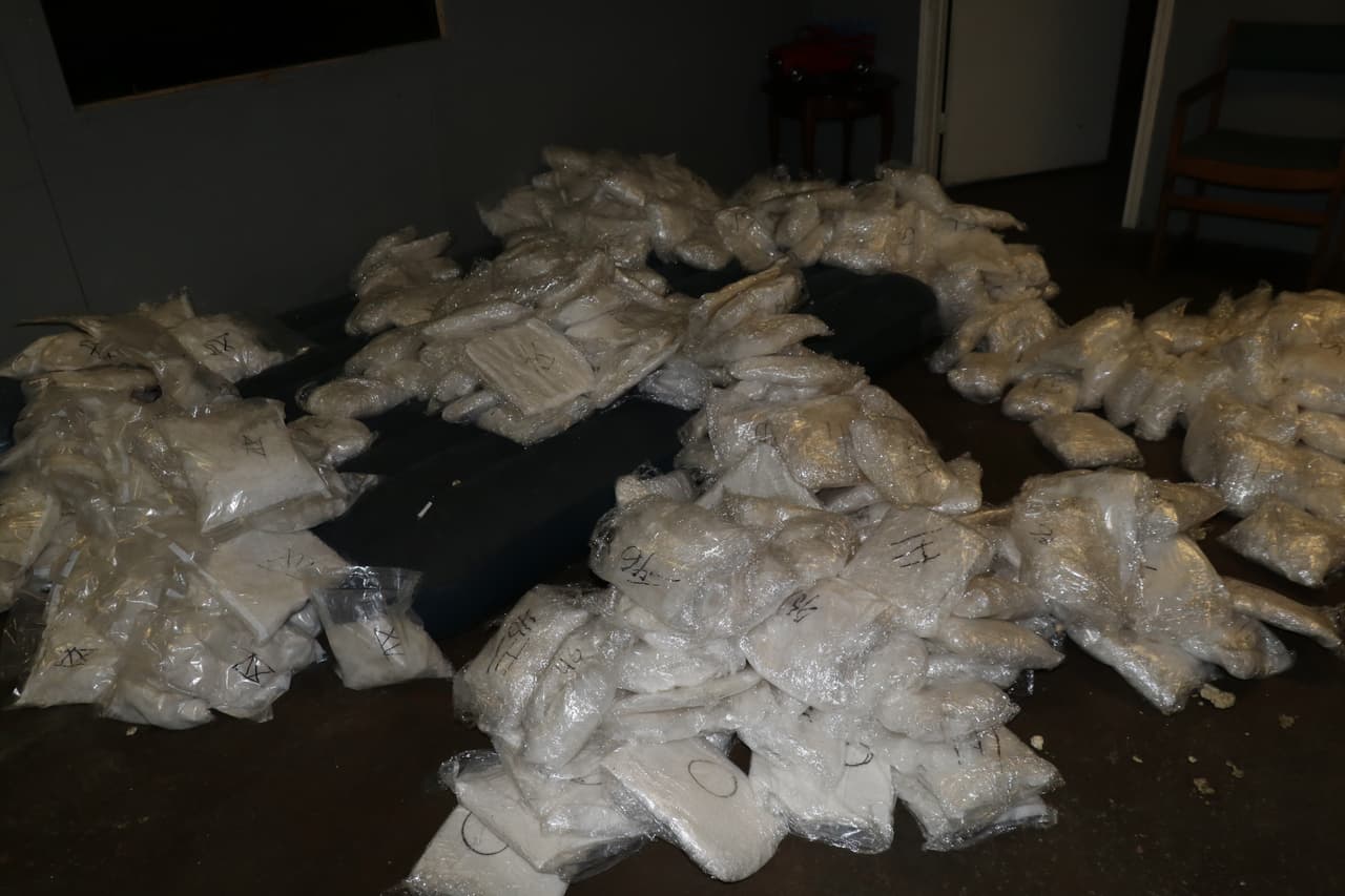 Investigadores del 
<a href="https://www.univision.com/local/dallas-kuvn/duenos-de-ok-corral-far-west-son-declarados-culpables-por-venta-de-drogas-en-bares-de-dallas-video">Equipo de Control de Narcóticos de la Oficina del Sheriff</a> del Condado Tarrant, junto a agentes especiales, detectives, y la Administración de Control de Drogas (DEA), entre otros, incautaron un alto contenido de drogas en ese condado. 
<br>