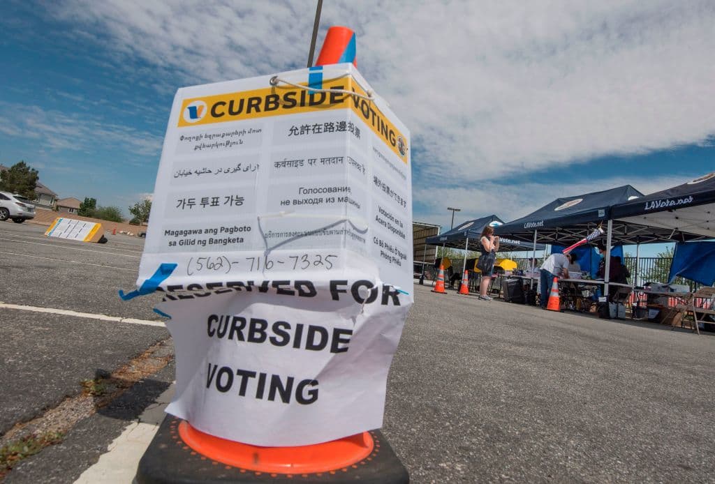 Las autoridades de los condados y del estado de California han impulsado diversas modalidades de voto a distancia para favorecer la participación de los electores desde antes de la pandemia del coronavirus.