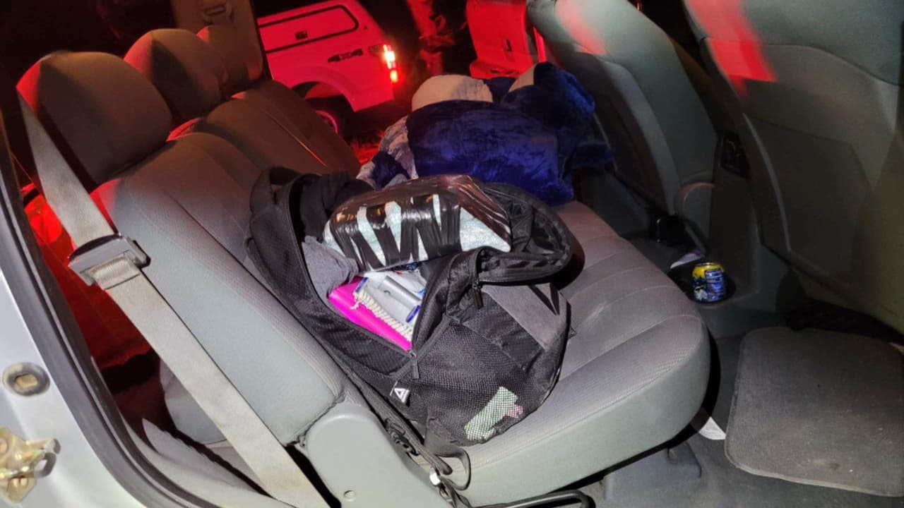 En un área rural cerca de Lukeville, Arizona, los agentes detuvieron un vehículo sospechoso. Tras una alerta de un perro entrenado K9, se incautaron aproximadamente 2000 pastillas de fentanilo.