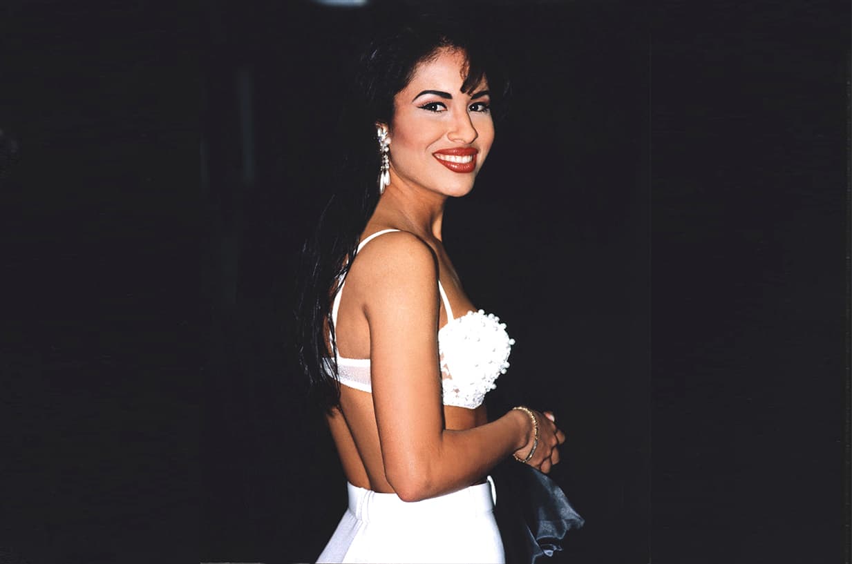 En 1992, Selena lanzó su disco "Entre a mi mundo", el cual incluye el tema "Como la Flor", la canción más emblemática de la cantante, y el cual se convertiría en el primer álbum de un artista texano en vender más de 300 mil copias, en Estados Unidos.