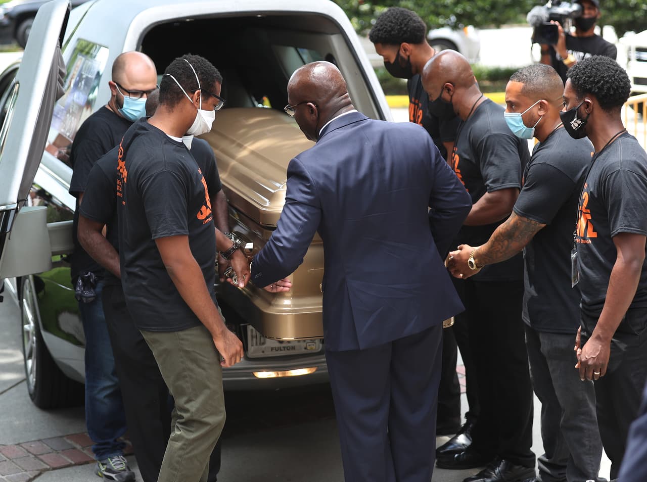 Un grupo de hombres cargan féretros con los restos de Rayshard Brooks para ingresar a la Iglesia Bautista Ebenezer. Brooks fue asesinado el 12 de junio por un oficial de policía de Atlanta después de una lucha durante una prueba de sobriedad en el estacionamiento de un restaurante de Wendy's.