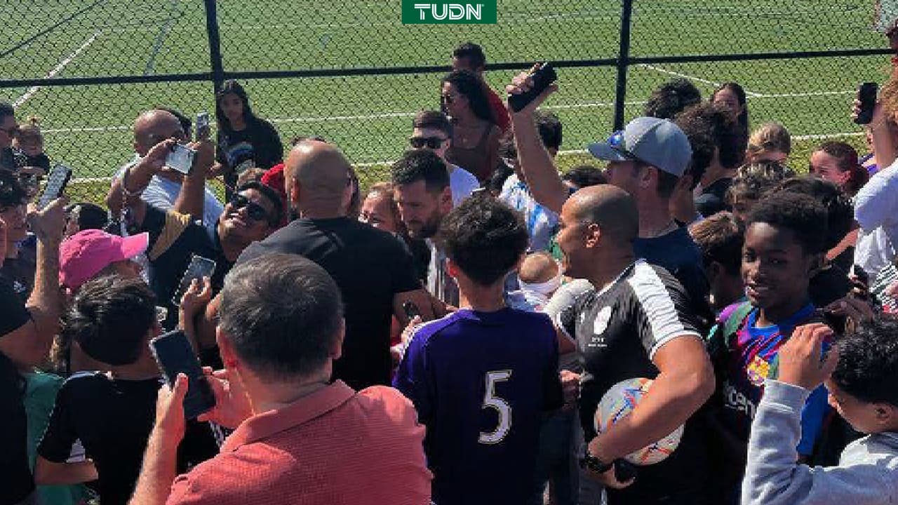 Lionel Messi causa furor al asistir a juego de su hijo Thiago 