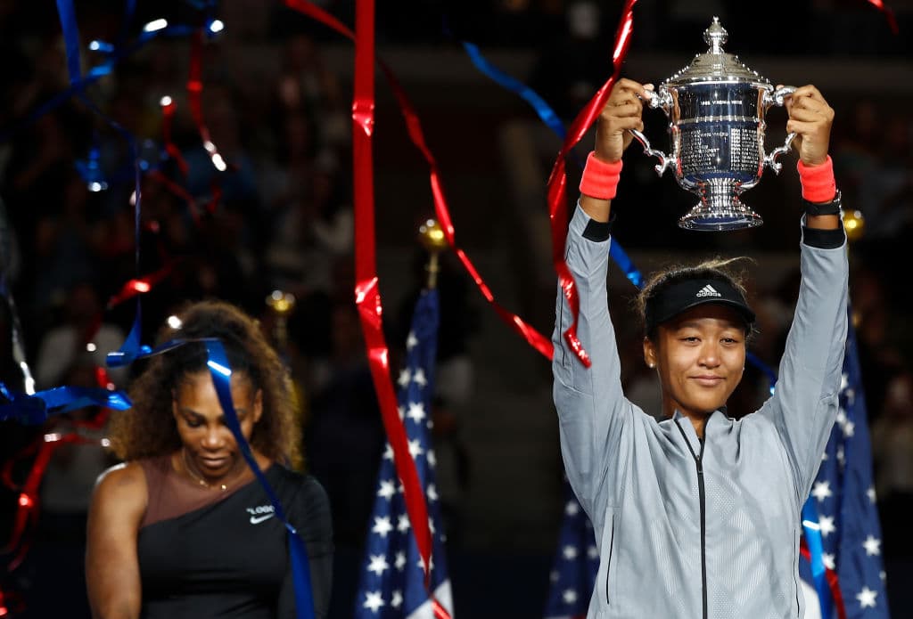 Naomi Osaka (derecha) levanta el trofeo del último Grand Slam del año junto a Serena Williams (izquierda) que protagonizó un bochornoso espectáculo.