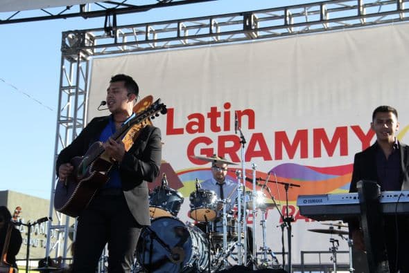 “ Los Canarios de Michoacán” pusieron a bailar a cientos de Arizoneneses en los Latin Grammy Street Parties en Phoenix, quienes no pudieron resistirse al carismático grupo de música regional mexicana, su sonido único del arpa y a sus conocidos sencillos. 