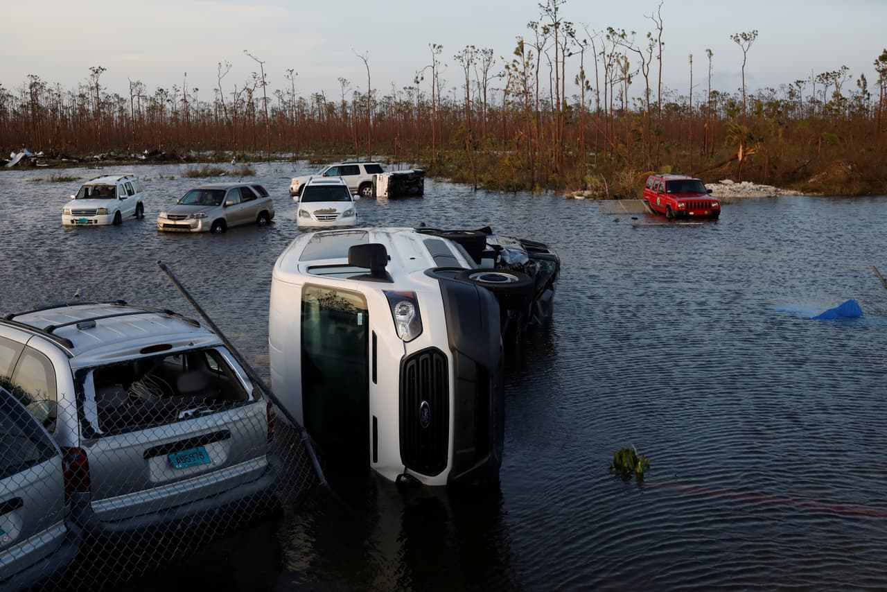 Automóviles flotando cerca del aeropuerto internacional Leonard M. Thompson, que quedó inundado tras el castigo del huracán Dorian.