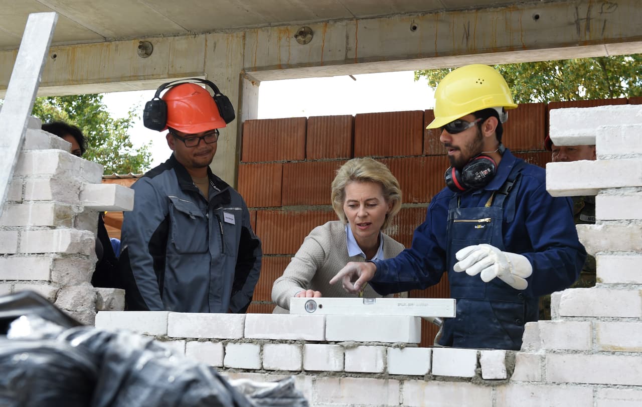 Una de las razones de esto es que los latinos como grupo tienen tasas de pobreza altas y muchos no pueden pagar una carrera en STEM, las cuales tienden a ser costosas. Hay muchas organizaciones que están tratando de cerrar está brecha ayudando a los estudiantes interesados en STEM a pagar su universidad. Aquí te contamos de algunas.