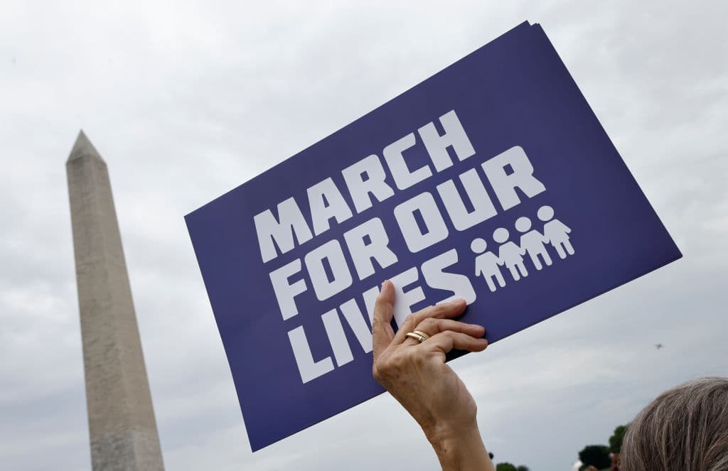 Si bien la de este sábado sería mucho más pequeña que la de 2018, cuando congregaron a más de 200,000 personas en Washington DC en un llamado urgente por aprobar más leyes de control de armas, en esta ocasión 'March for our lives' llamó a realizar concentraciones más pequeñas pero repartidas por unos 300 lugares de todo el país.