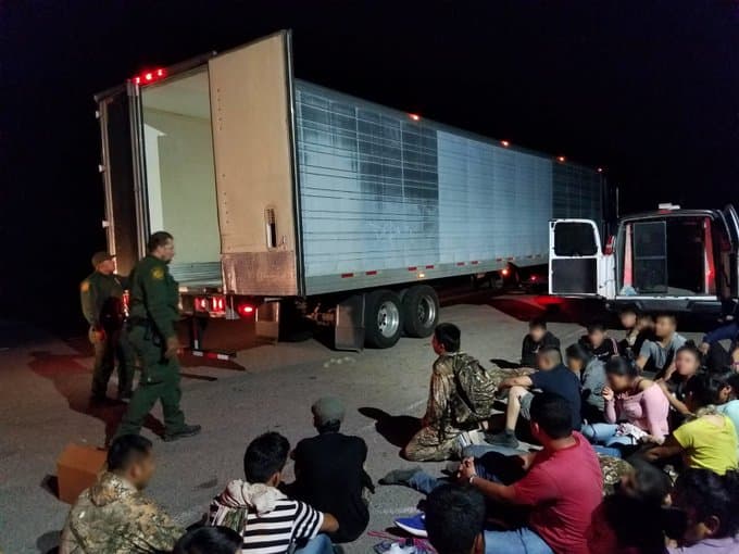 Más de 220 migrantes indocumentados que eran transportados en camiones de carga han sido descubiertos entre febrero y abril de 2020 en carreteras del sur de Texas.