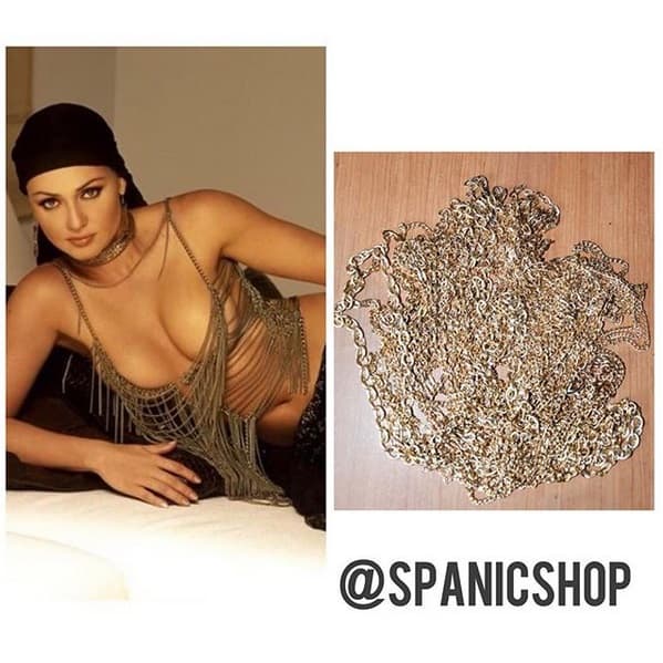 Una pieza -que es sin duda la más atrevida- es este bustier hecho en tiras de cadena que no deja nada a la imaginación.
<br>