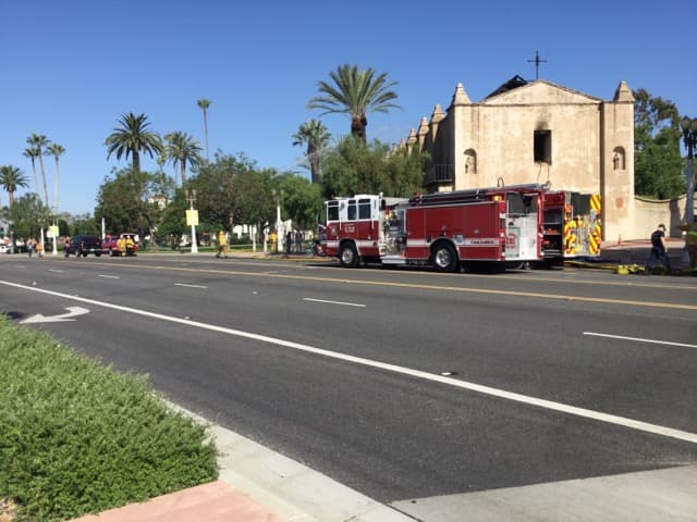 "Durante el curso del incendio, partes del techo cayeron sobre los bomberos", dijo Negrete.