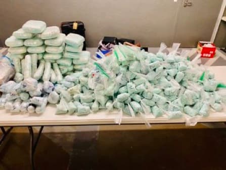 Existen dos tipos de fentanilo: el farmacéutico y el fabricado ilícitamente. Ambos tipos son considerados opioides sintéticos.