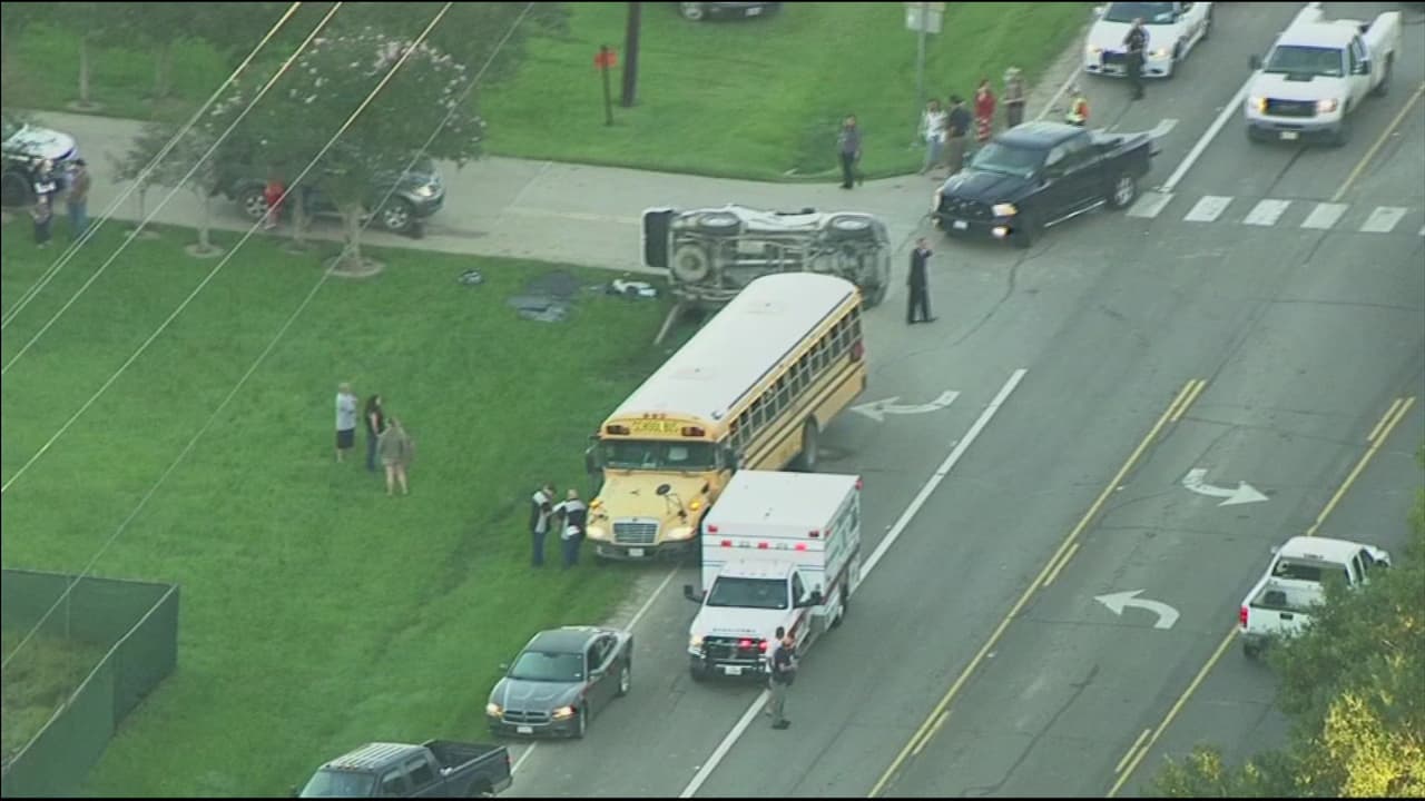 Nueve alumnos de la preparatoria Dayton sufrieron lesiones leves tras accidente de un autobús escolar
