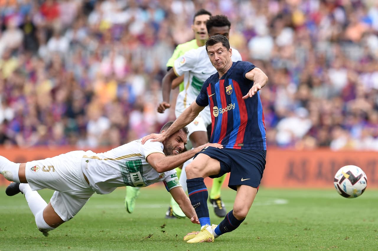 El futbolista de Elche no pudo hacer nada para detenerlo y terminó prácticamente tlaqueandolo.
