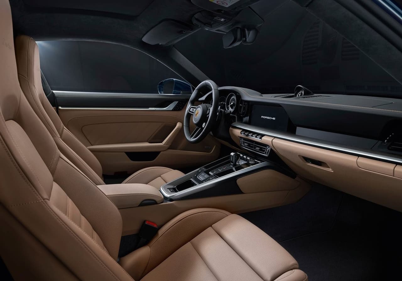 Por dentro, el Porsche 911 Turbo incluye de serie tapicería de cuero con inserciones de carbono y detalles de metal.
