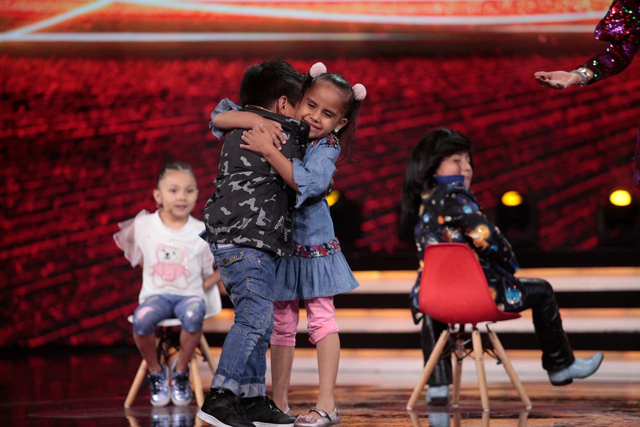 Aunque el pequeño no se fue con las manos vacías, su amiga Beba le dio un fuerte abrazo.