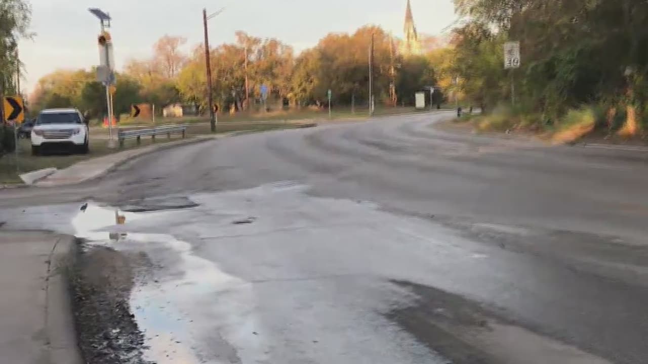 Residentes del Distrito 5 de San Antonio piden solución a una fuga de agua