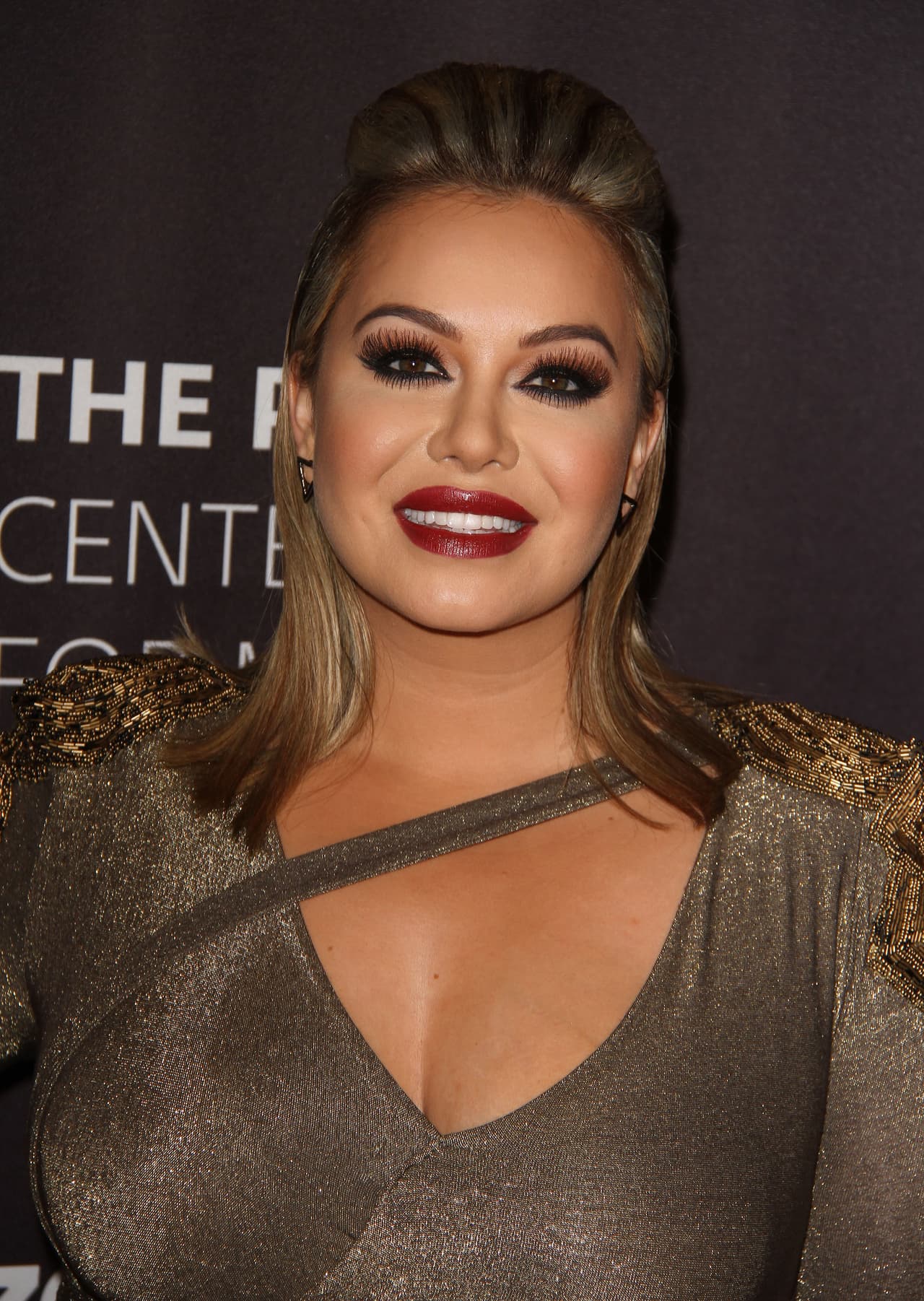 Chiquis Rivera apareció con un maquillaje cargado, ideal para un evento de noche.
