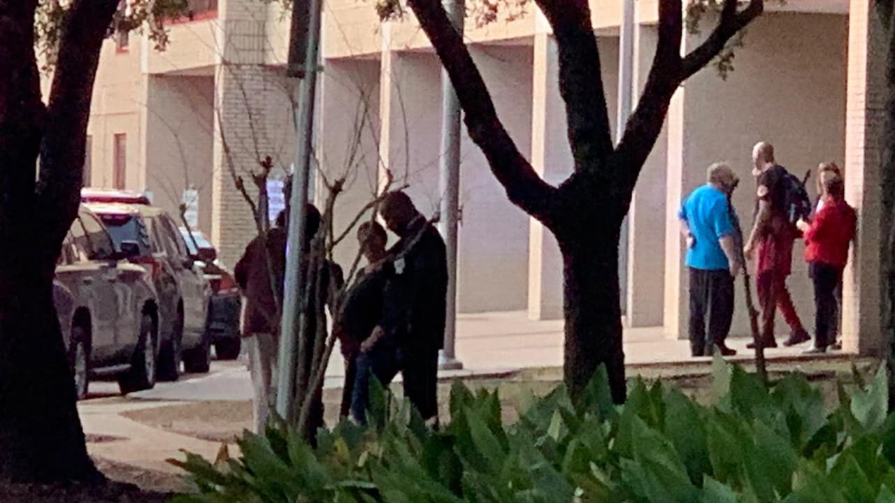 Oficiales del Departamento de Policía de Bellaire con la ayuda del Departamento de Policía de Houston y la policía de West University buscaban al sospechoso.