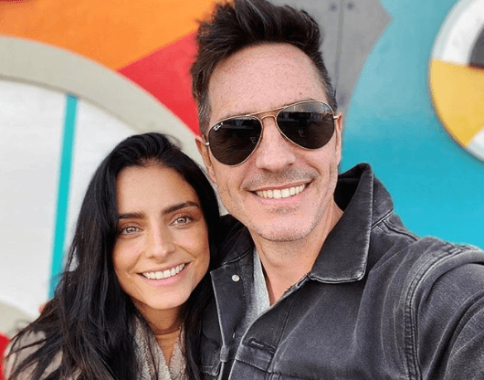 <b>Aislinn Derbez y Mauricio Ochmann</b>
<br>Su separación fue tan repentina, que los rumores acerca de un 
<a href="https://www.univision.com/famosos/aislinn-derbez-y-jonathan-kubben">tercero en discordia</a> no tardaron, pese a eso la relación entre estos actores mexicanos es muy buena.
<br>