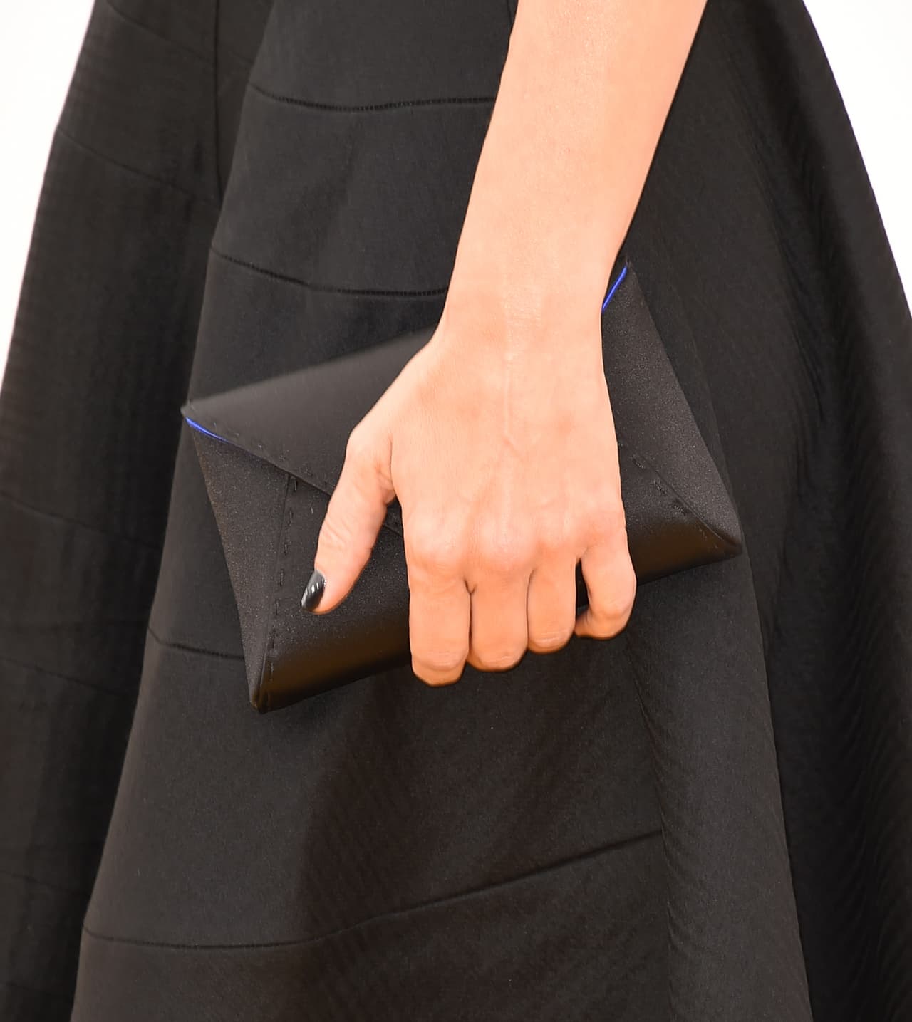 También su ‘clutch’ iba a juego, ¡y en ningún momento lo soltó, por supuesto!