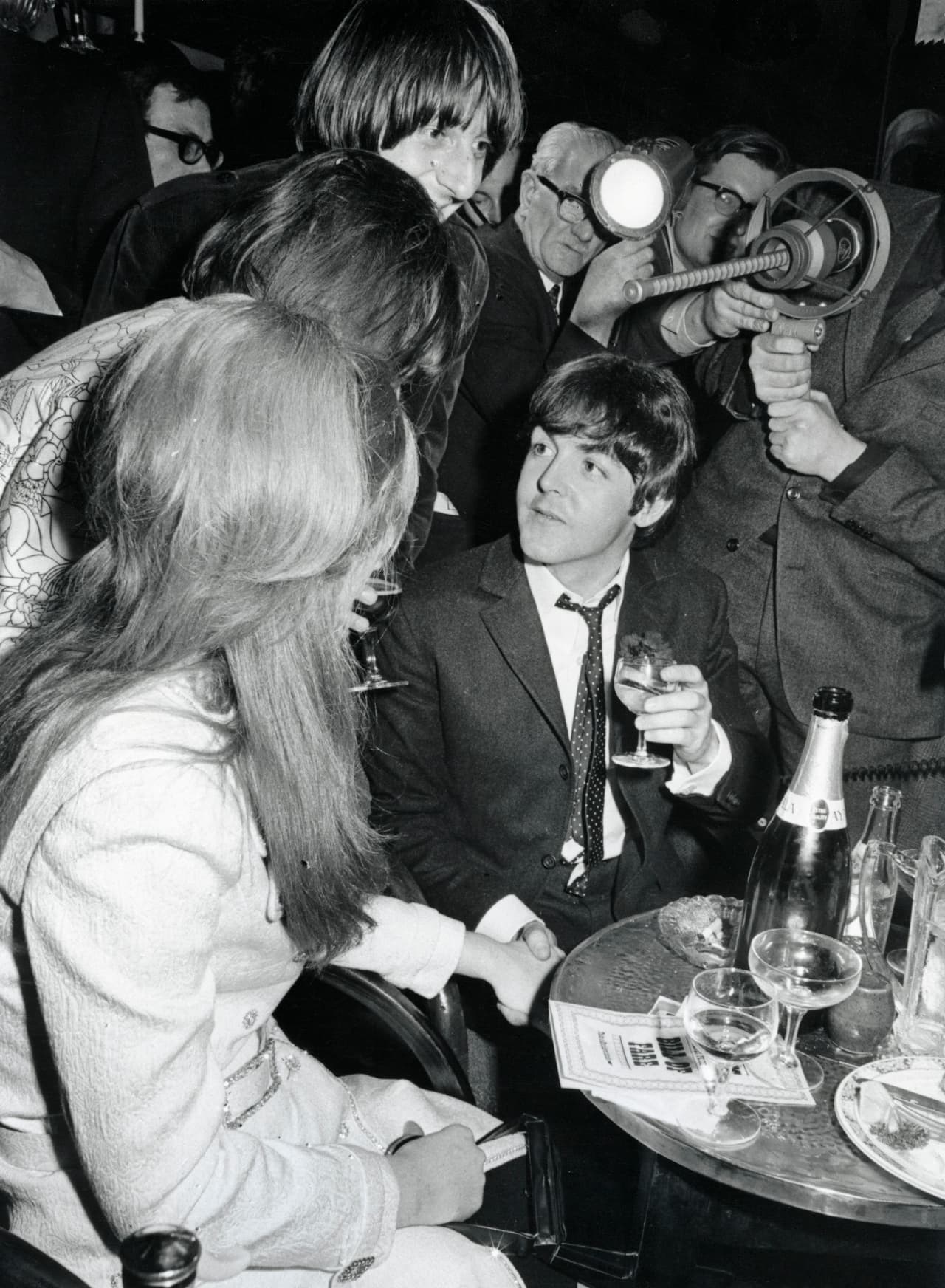 Esa noche del 9 de noviembre de 1966 The Beatles estaba de fiesta, decidieron seguir con la reunión en otro lugar y Paul iba en el automóvil de Mick Jagger, mientras que su asistente, Mohammad Hadjij, manejaba el automóvil de McCartney.