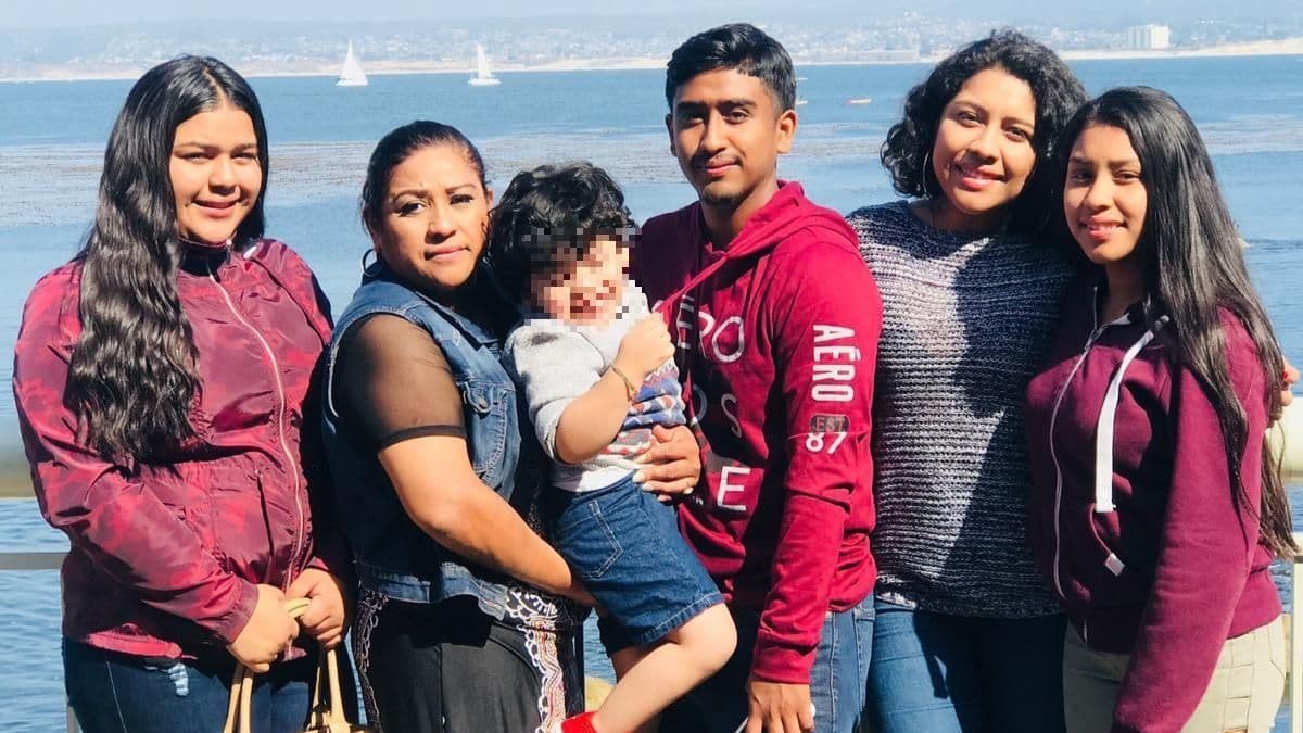 Marta Caciano en compañía de sus hijos cinco hijos, tres de los cuales son menores de edad.