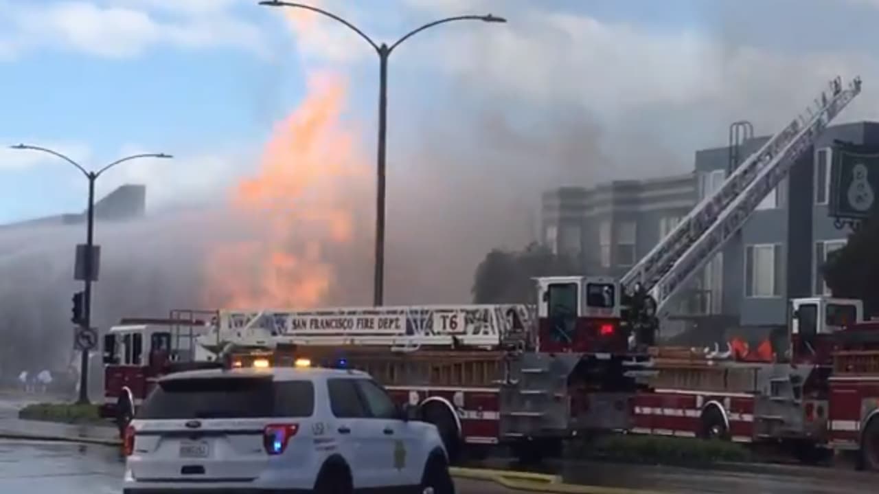 Cuadrillas de PG&E tienen que excavar en varios puntos del pavimento para lograr controlar la fuga de gas.