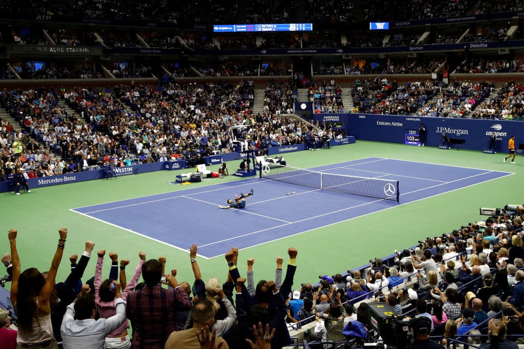 En un estadio con techo cerrado, los fanáticos aplaudieron a su ídolo en medio de la irreverencia del tenista, protagonista de una gran duelo.
