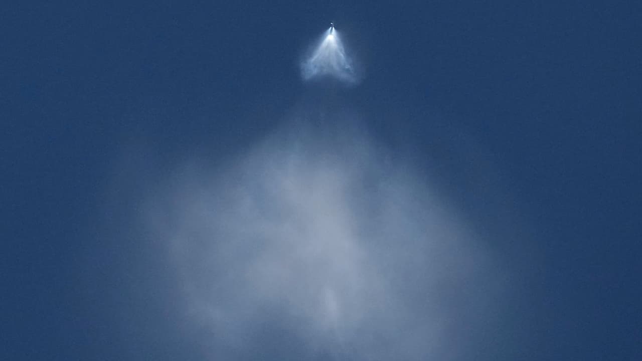 Con este vuelo, SpaceX reafirma su compromiso con la reutilización de cohetes y la exploración espacial. 
<b>Este avance no solo facilita los viajes al espacio, sino que también allana el camino para misiones más ambiciosas en el futuro</b>: El cielo ya no es el límite.