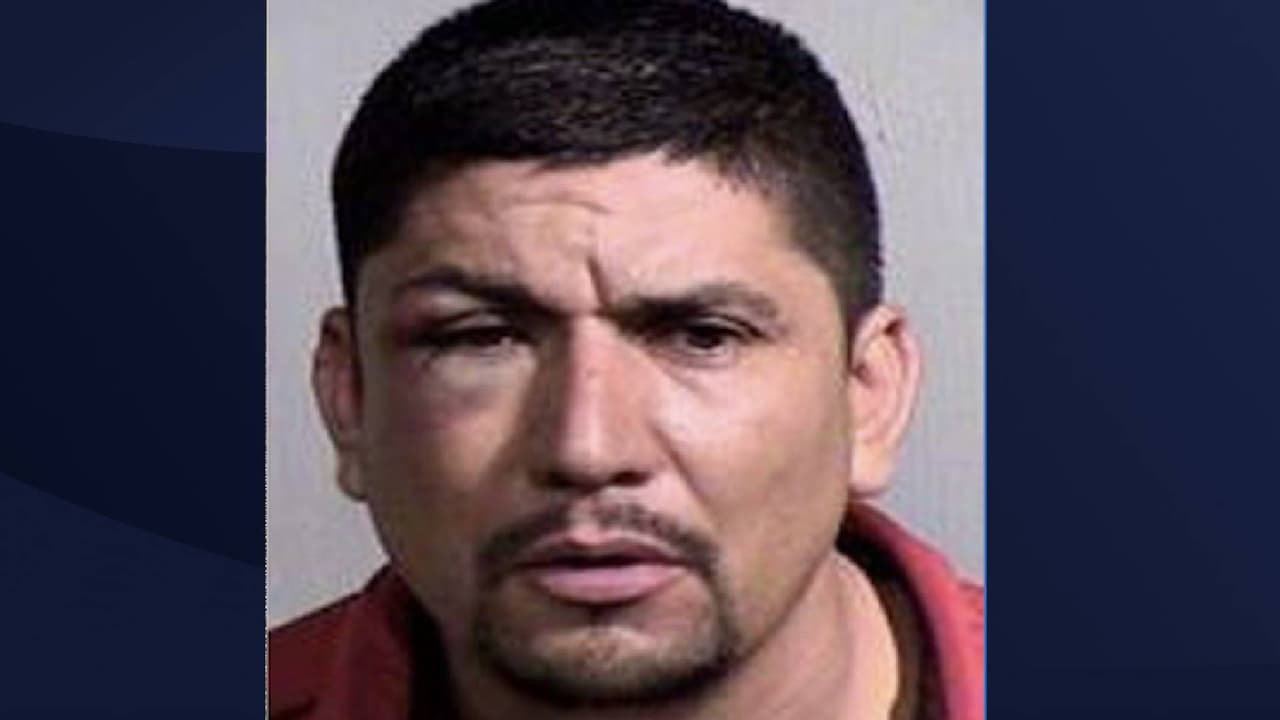 Melkyseddek Muñoz García, de 45 años, lo buscan por homicidio. Es un hombre hispano que mide 5 pies y 7 pulgadas, pesa 170 libra, tiene cabello negro y ojos color café. Llame al 480- 837-8446 si tiene información. Hay una recompensa de $10,000. 
<br>