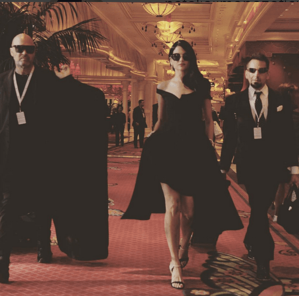 Wow, the woman in black! ... Natalia con su equipo, como si fueran un increíble escuadrón fashión.