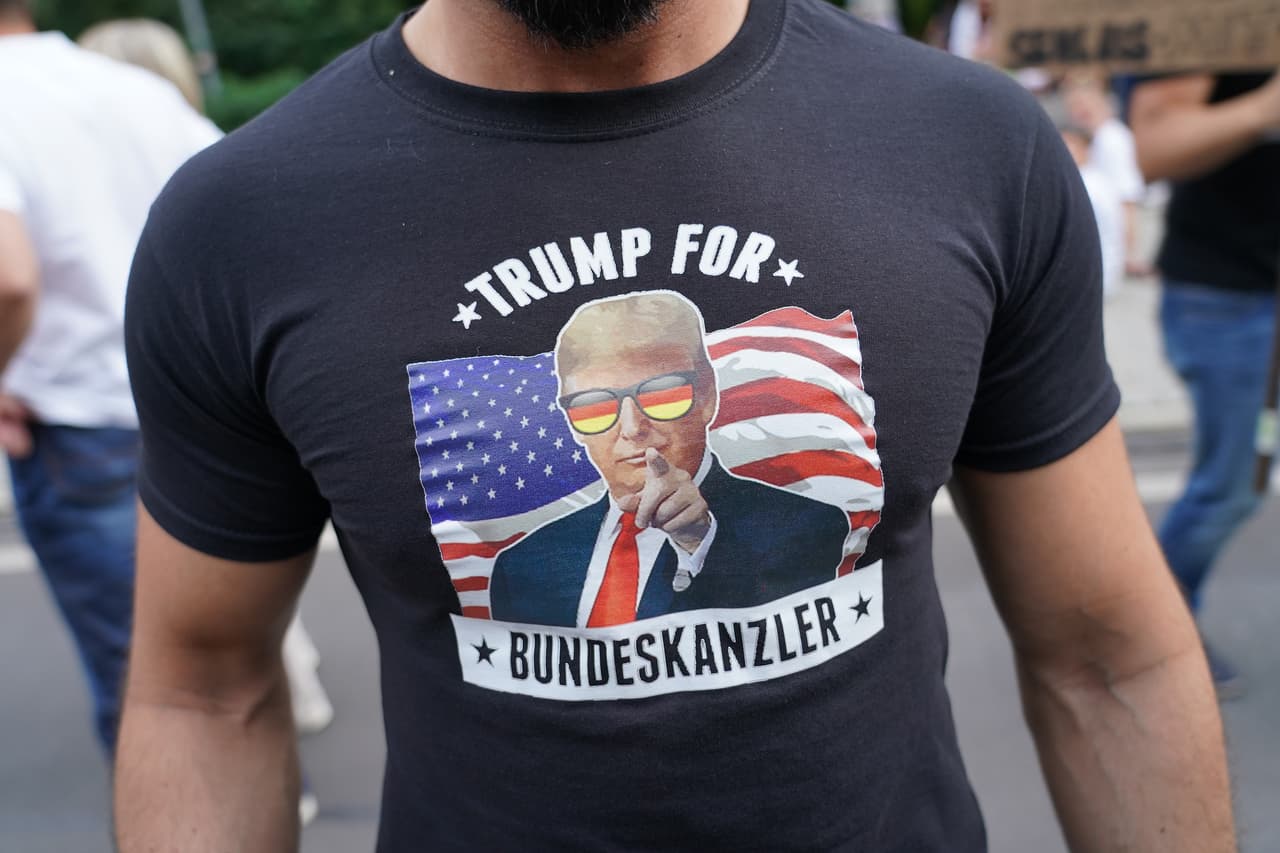 La imagen del presidente Trump también apareció en camisetas, pancartas y banderas. En esta imagen, se lee "Trump para canciller federal" alrededor de su rostro.