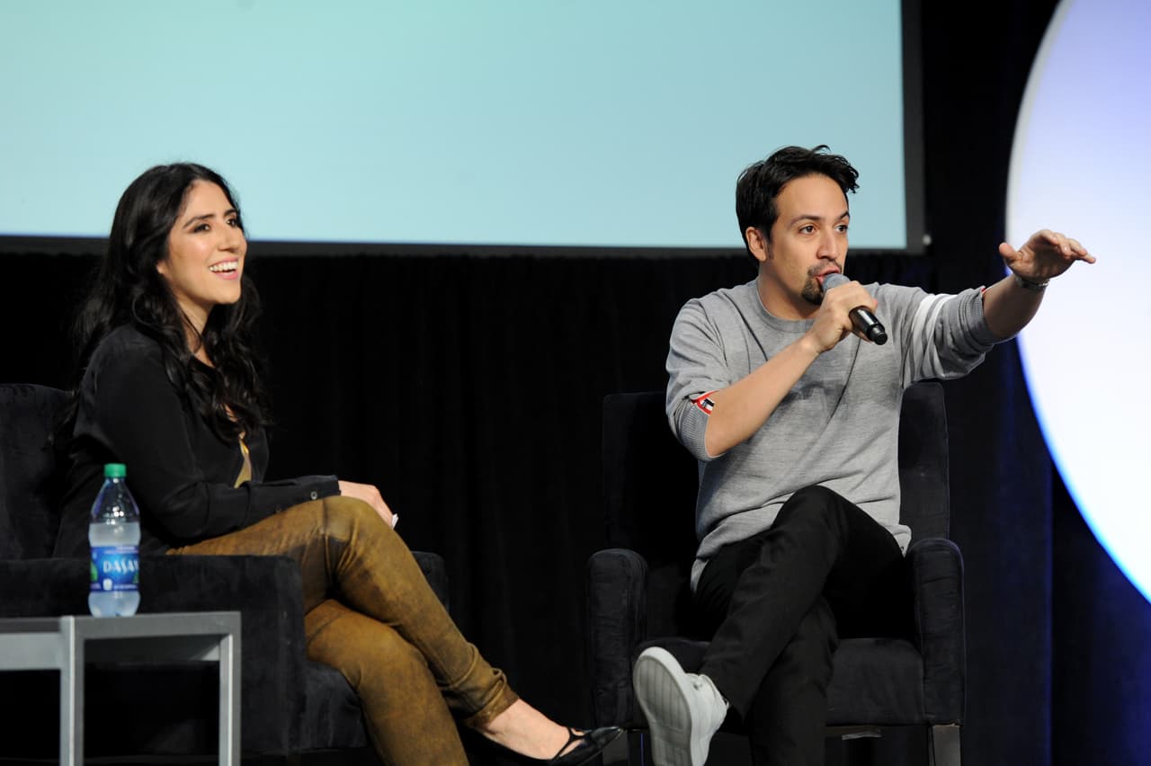Shirley Velasquez, editora de 'People en Español', no pudo evitar la risa cuando el artista de la música, la actuación y la palabra, Lin Manuel Miranda, relató incidentes en su carrera.