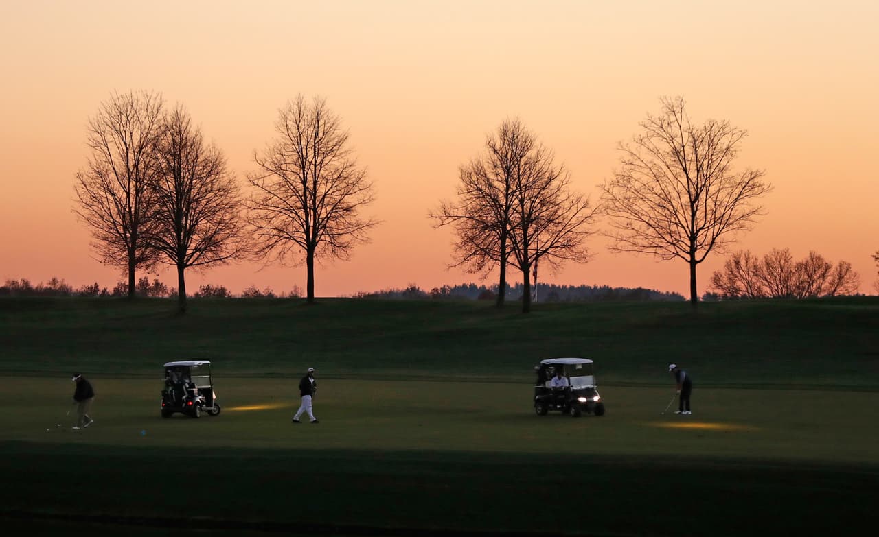El presidente es criticado porque pasa bastante tiempo jugando golf. Según informó 
<b><i><a href="https://www.nytimes.com/interactive/2017/04/10/us/politics/trump-golf-course-getaways.html" target="_blank">The New York Times</a></i></b>, en los primeros 100 días, Trump superó ampliamente la cantidad de juegos de golf de los últimos expresidentes 
<b><a href="http://www.univision.com/temas/bill-clinton" target="_blank">Bill Clinton</a>, <a href="http://www.univision.com/temas/george-w-bush" target="_blank">George W. Bush</a> </b>y
<b> <a href="http://www.univision.com/temas/barack-obama" target="_blank">Barack Obama</a></b>, al que durante la campaña Trump criticó precisamente por jugar 'demasiado golf'. En la imagen el hoyo 8 del campo de golf de Bedminster.