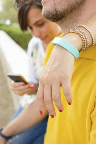 Un fitness tracker. Este accesorio tech no solo te ayudará a mantenerte saludable y en forma, ¡sino que lucirá fabuloso en tu muñeca! Elige un modelo del color que más te guste, y anímate a combinarlo con tus atuendos.